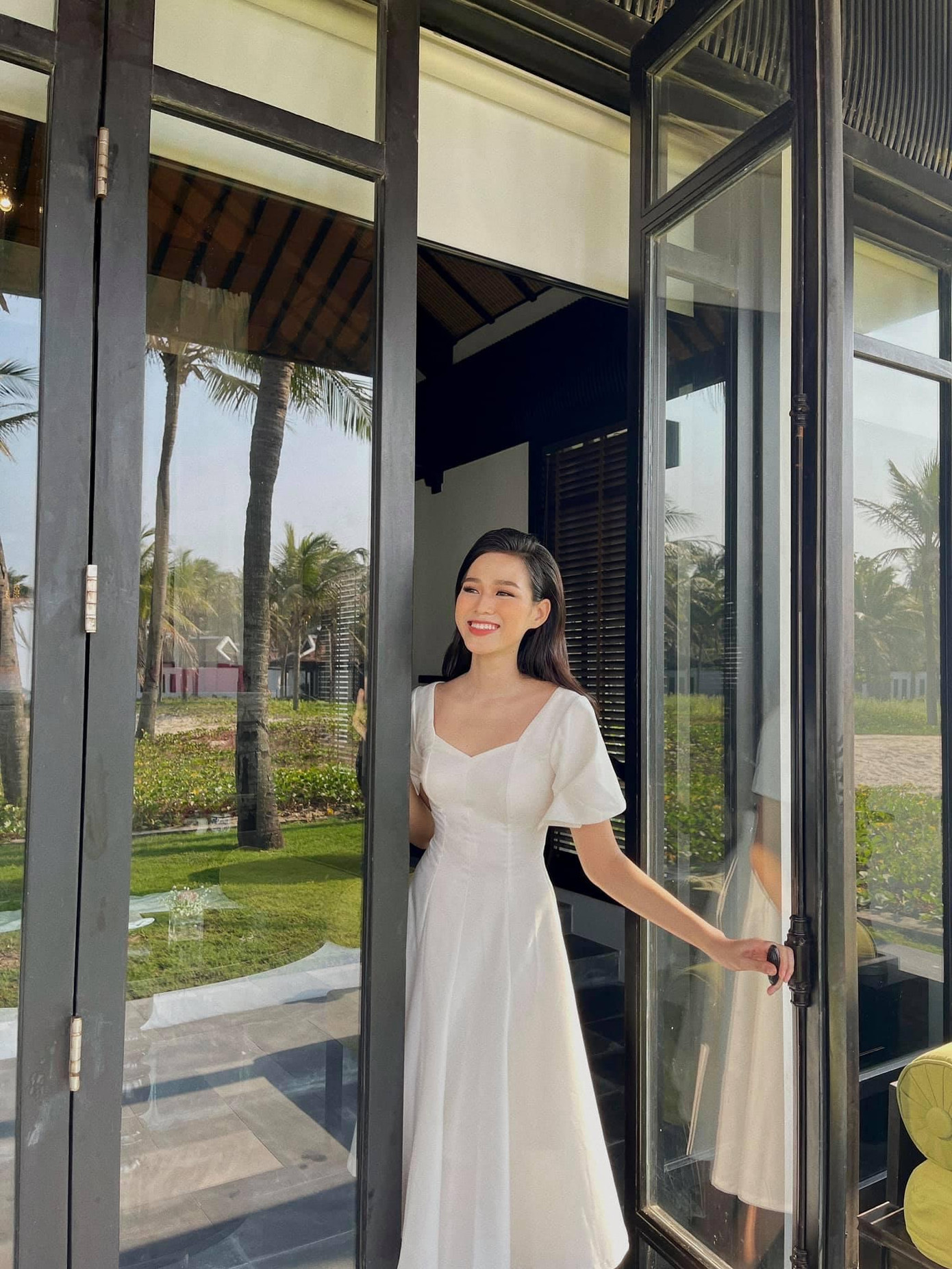 Hoa hậu Đỗ Thị Hà diện váy trắng thanh lịch, hứng khởi chào đón ngày cuối tuần đầy nắng và gió.