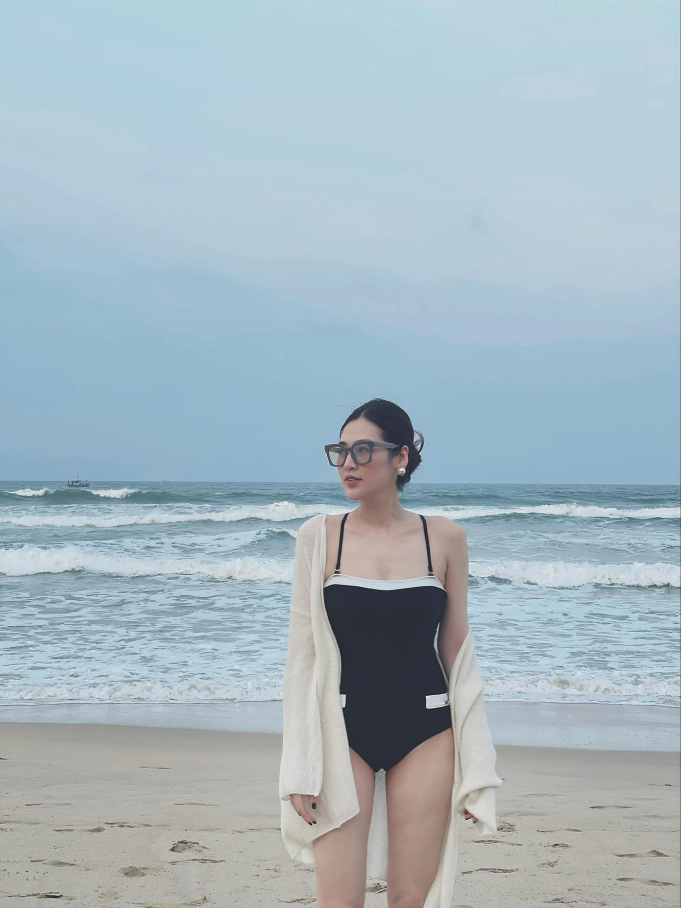 Á hậu Tú Anh hiếm hoi khoe hình thể quyến rũ với áo tắm.