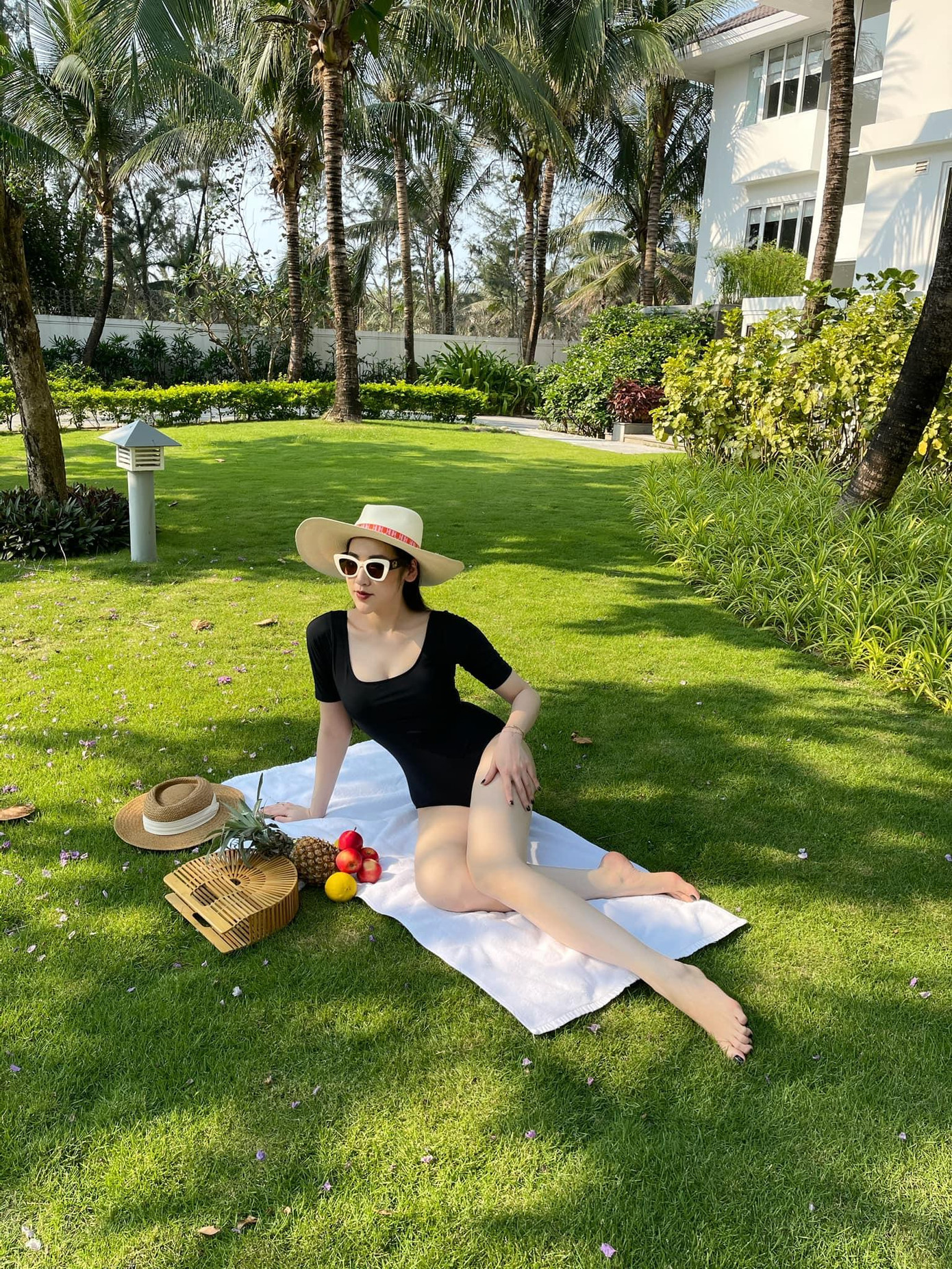 Trên trang cá nhân, Á hậu Tú Anh đăng tải loạt ảnh nóng bỏng trong kỳ nghỉ 30/4, khoe vóc dáng nỏng với áo tắm cách điệu vô cùng sang trọng, quyến rũ.