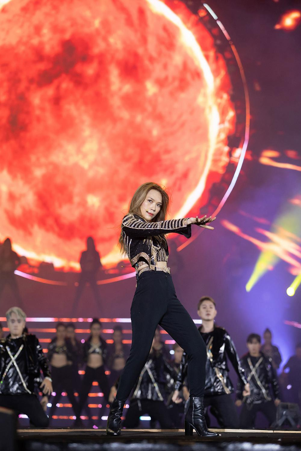 Không chỉ thể hiện vũ đạo điêu luyện trong nhiều tiết mục sôi động, Mỹ Tâm còn trổ tài chơi nhiều loại nhạc cụ khác nhau, trong đó có đàn tranh trong ca khúc “Đừng Hỏi Em”.