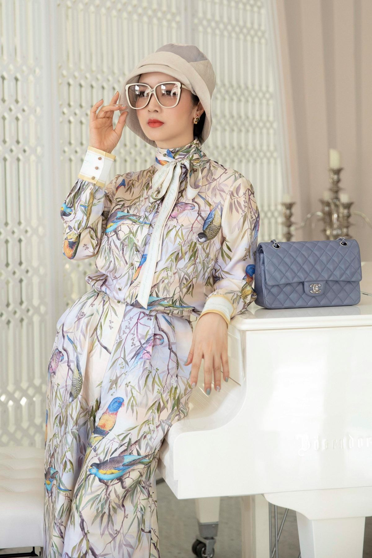 Hoa hậu Đền Hùng Giáng My thanh lịch, sang trọng với bộ trang phục hoạ tiết hoa đẹp mắt.