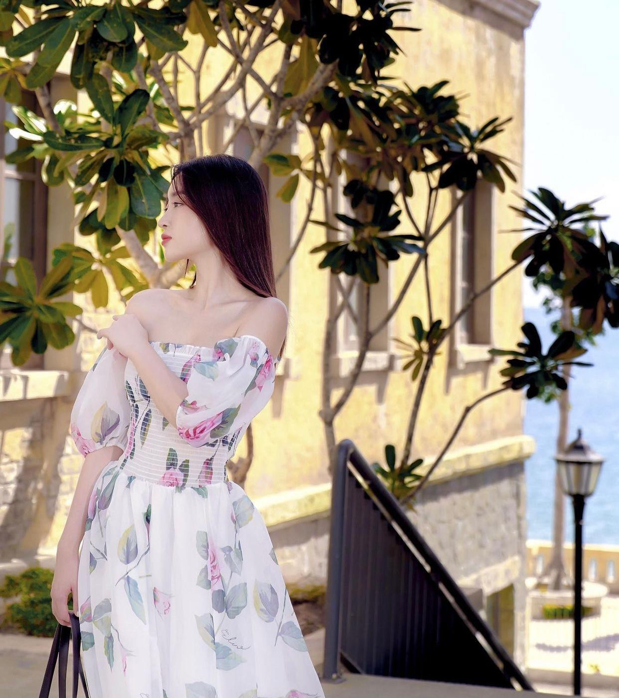 Nhan sắc của Hoa hậu Việt Nam 2016 được đánh giá ngày càng quyến rũ, xinh đẹp.