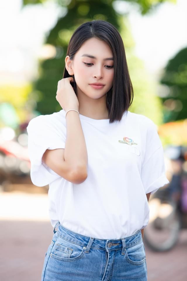 Hoa hậu Tiểu Vy mặc giản dị mà vẫn cực kỳ xinh đẹp khi đi làm từ thiện ở Long An.