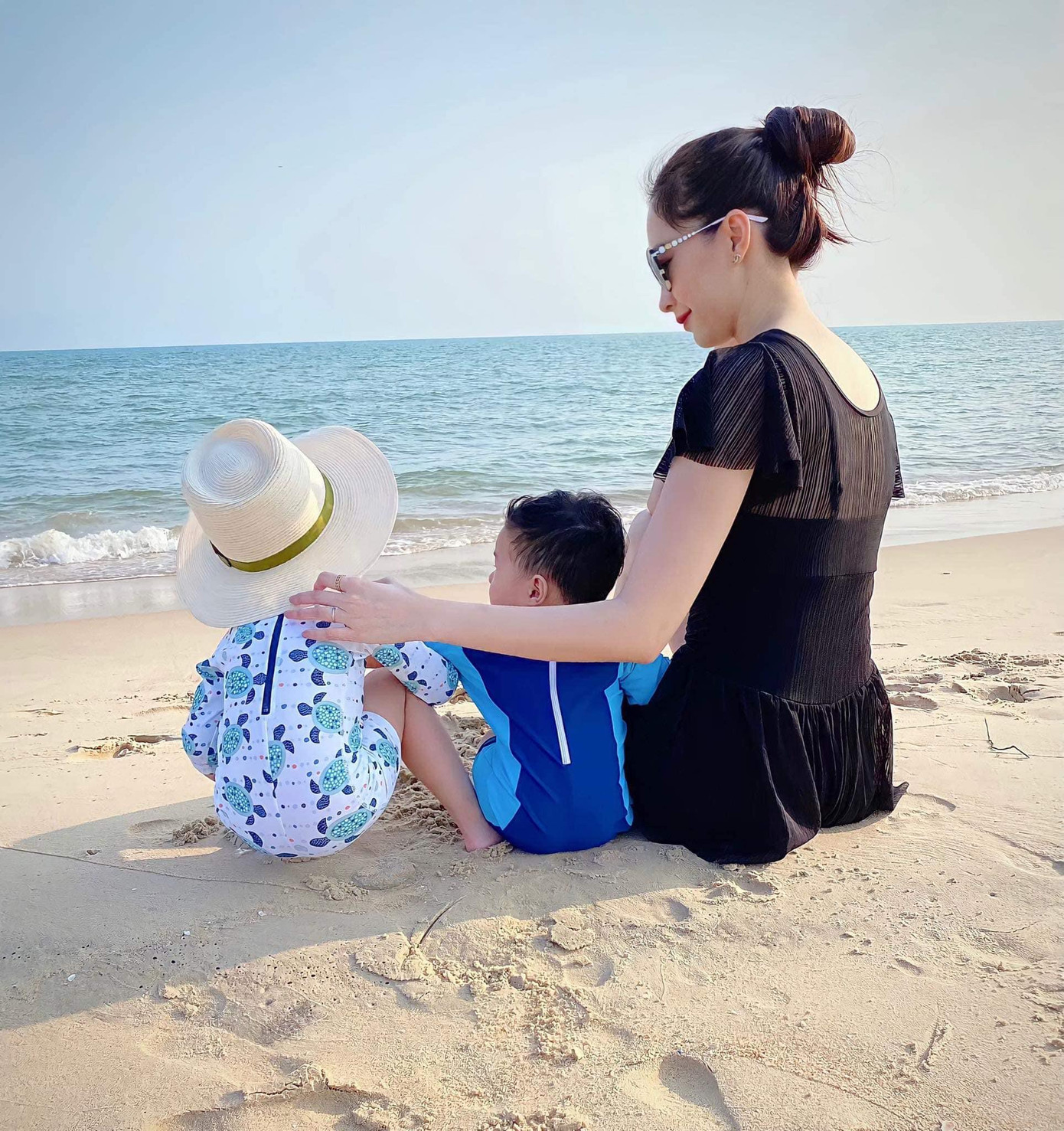 Ông xã doanh nhân là người thường xuyên chụp ảnh Đặng Thu Thảo cùng các con.