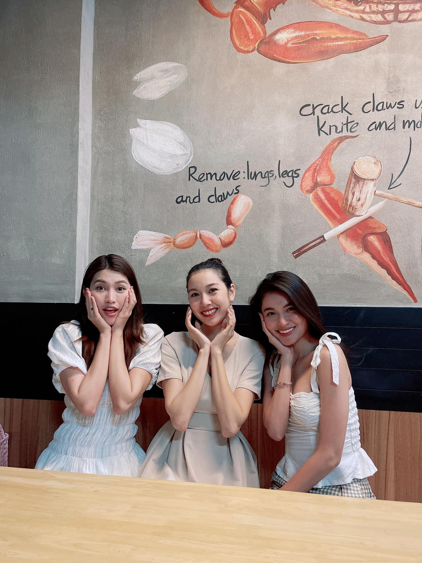 Á hậu Thuý Vân thân thiết bên Á hậu Thuỳ Dung, người mẫu Chế Nguyễn Quỳnh Châu.