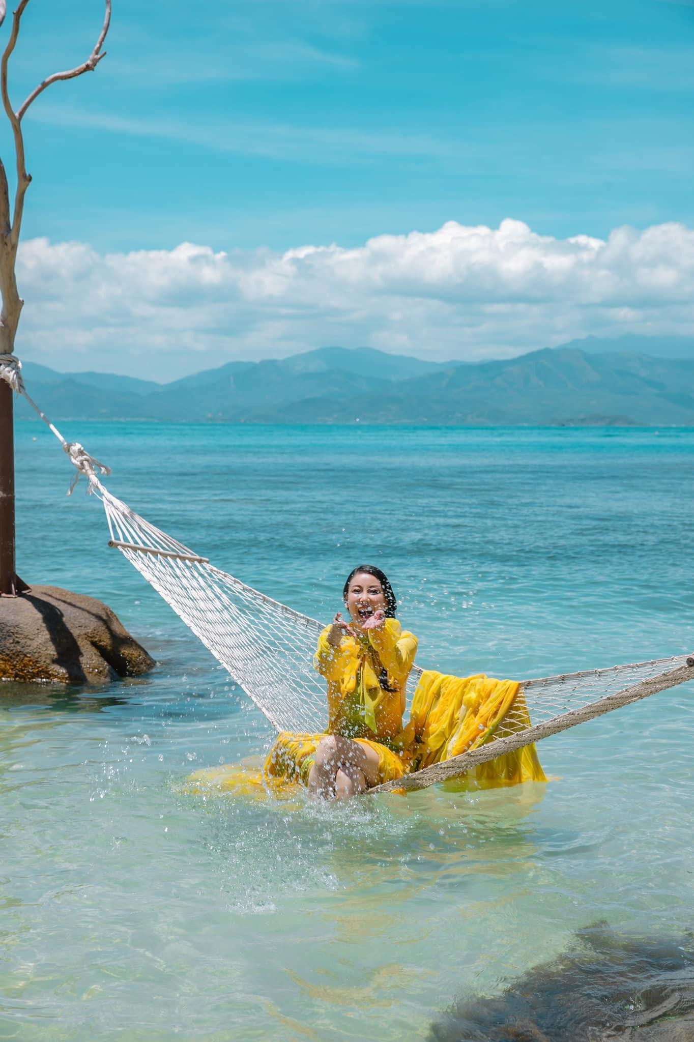 Hoa hậu Hà Kiều Anh thích thú khi được tung tăng trong làn nước biển trong xanh ở Khánh Hòa.