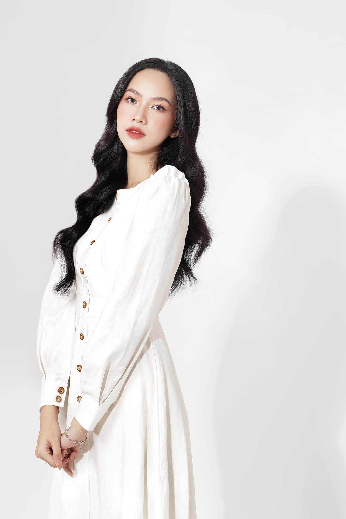 Người đẹp làn da của cuộc thi HHVN 2020 Phạm Thị Phương Quỳnh đẹp kín đáo, dịu dàng như tiểu thư với bộ váy trắng thanh lịch.