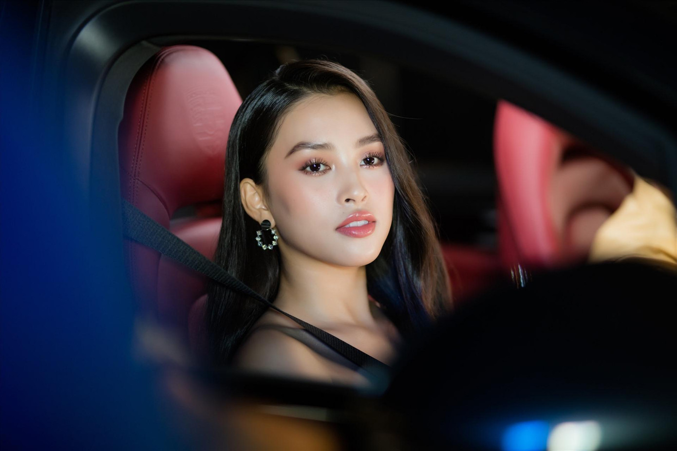 Nhưng không phải vì nhan sắc quá xinh đẹp mà diễn xuất của Tiểu Vy trong MV này bị đánh giá thấp. Là một 'tay ngang' lần đầu lấn sân diễn xuất MV ca nhạc nhưng Tiểu Vy được cho rằng diễn tròn vai với những cảm xúc tròn trịa, để lại ấn tượng cho khán giả.