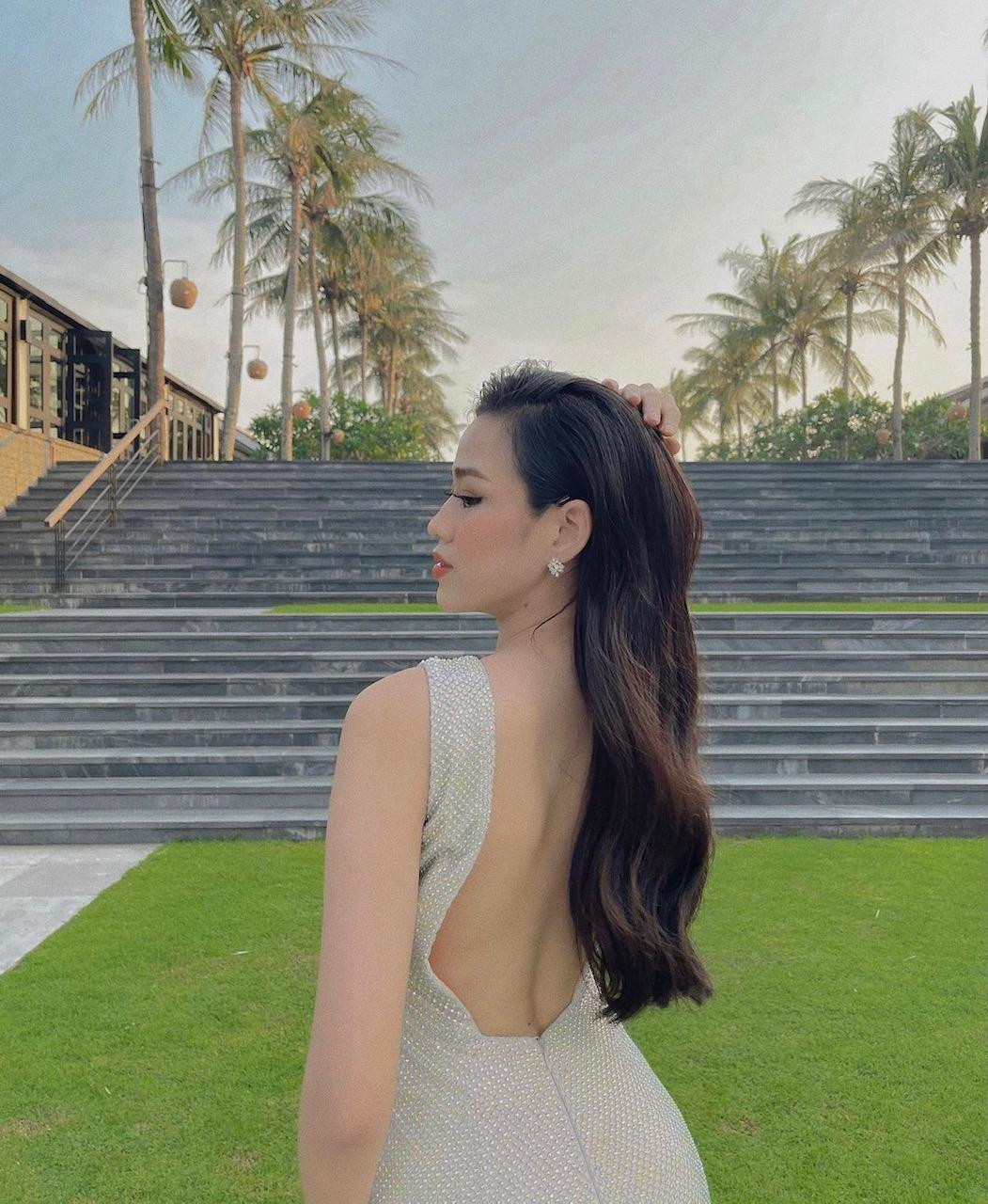 Hoa hậu Đỗ Thị Hà diện váy dạ hội lấp lánh khoe trọn tấm lưng trần quyến rũ và nóng bỏng.