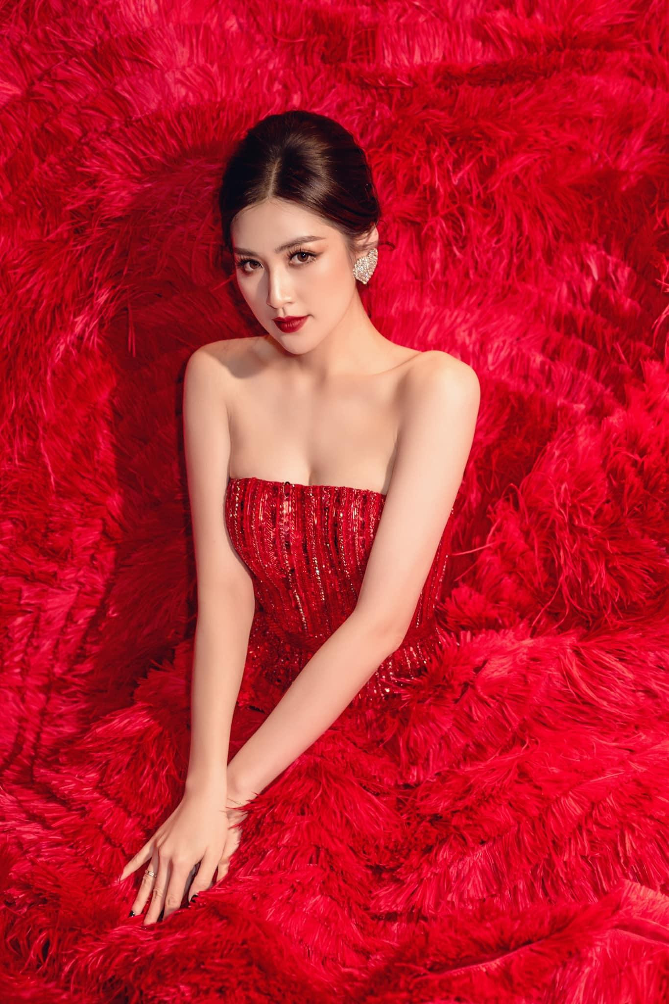 Người đẹp luôn nổi bật tại các sự kiện với gu thời trang cầu kỳ, quyến rũ.