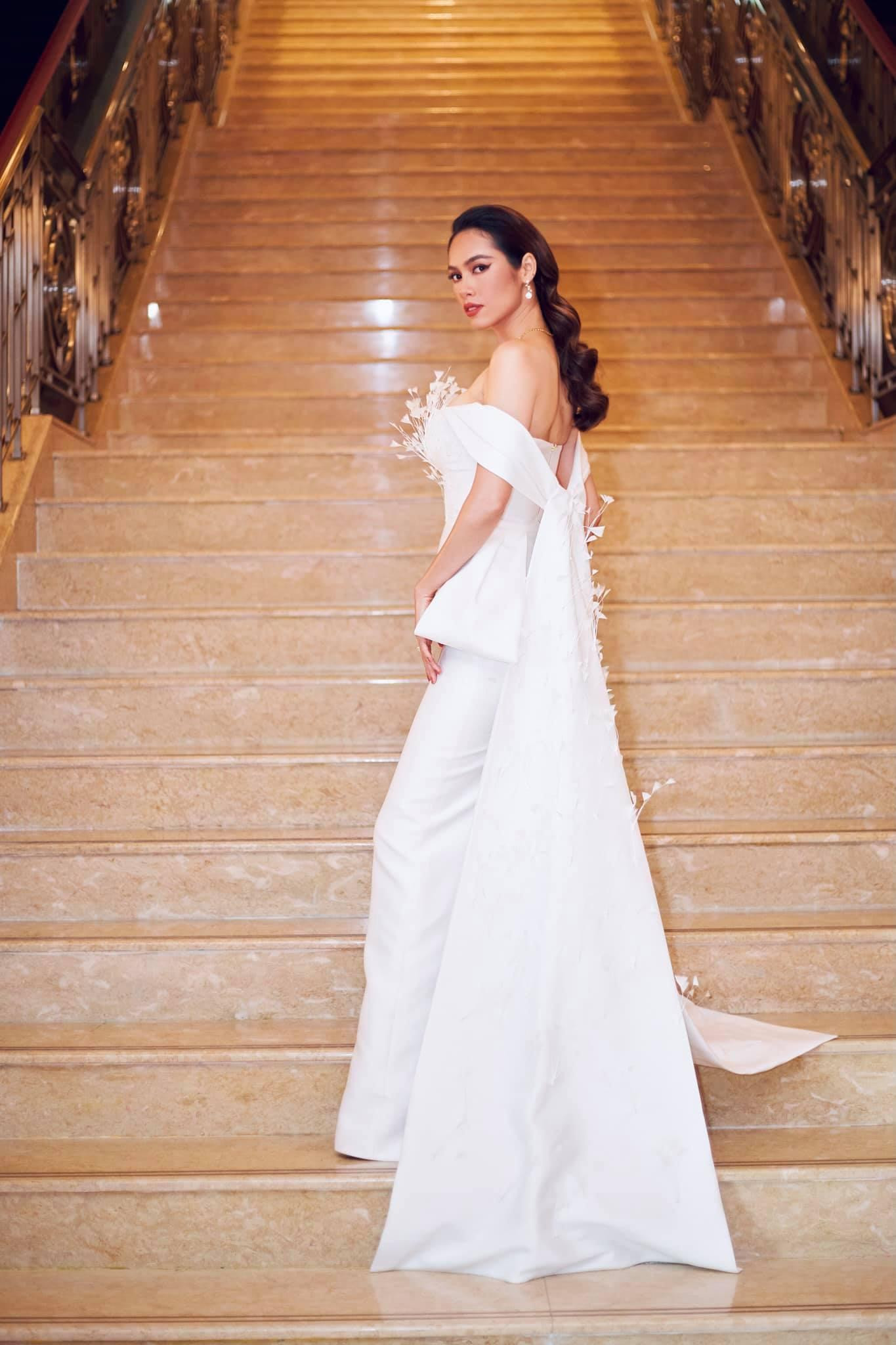 Sau gần 10 năm giành ngôi vị Á hậu, Hoàng My vẫn tỏa sáng với nhan sắc rực rỡ, nhận được sự mến mộ của công chúng.