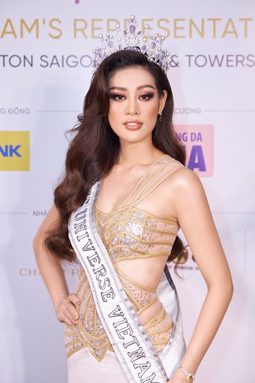 Cũng trong sự kiện, cô đã chính thức giới thiệu tới công chúng bộ trang phục dân tộc "Kén Em".