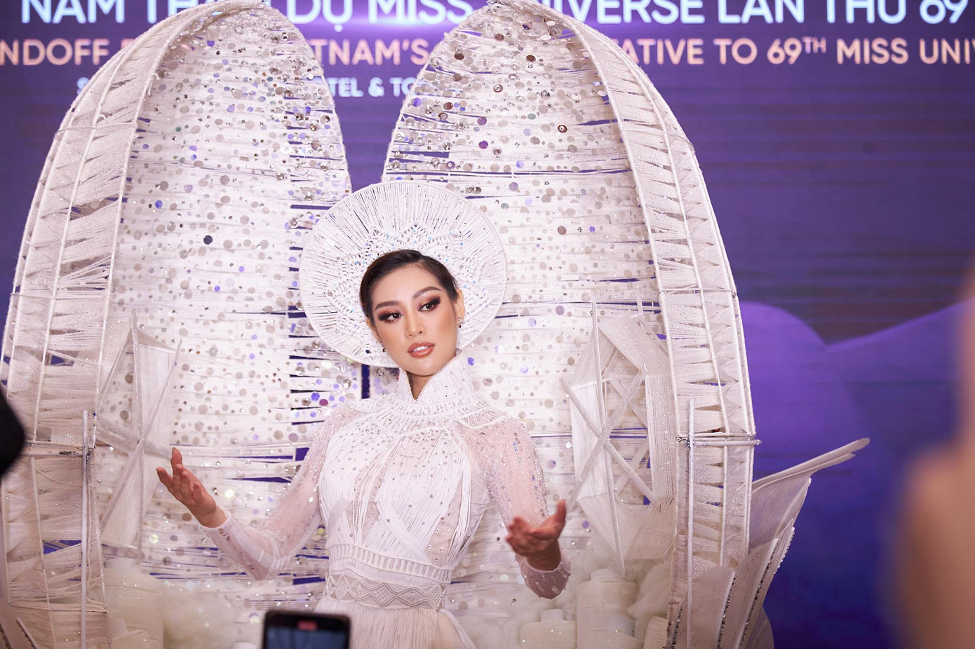 Bộ trang phục lấy tông màu trắng làm chủ đạo, với ý nghĩa tôn vinh nghề dệt tơ tằm của Việt Nam.