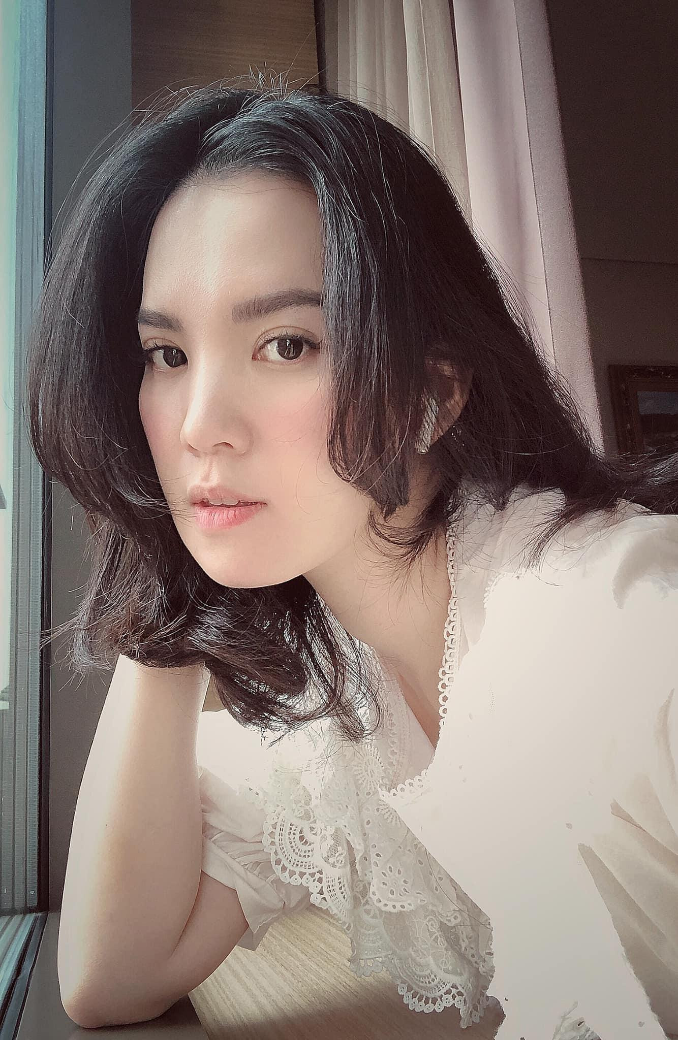 Đặc biệt, gương mặt của người đẹp gần như không có nhiều thay đổi so với thời mới đăng quang. Cô vẫn sở hữu làn da trắng ngần và mịn màng khiến nhiều ngưỡng ngưỡng mộ.