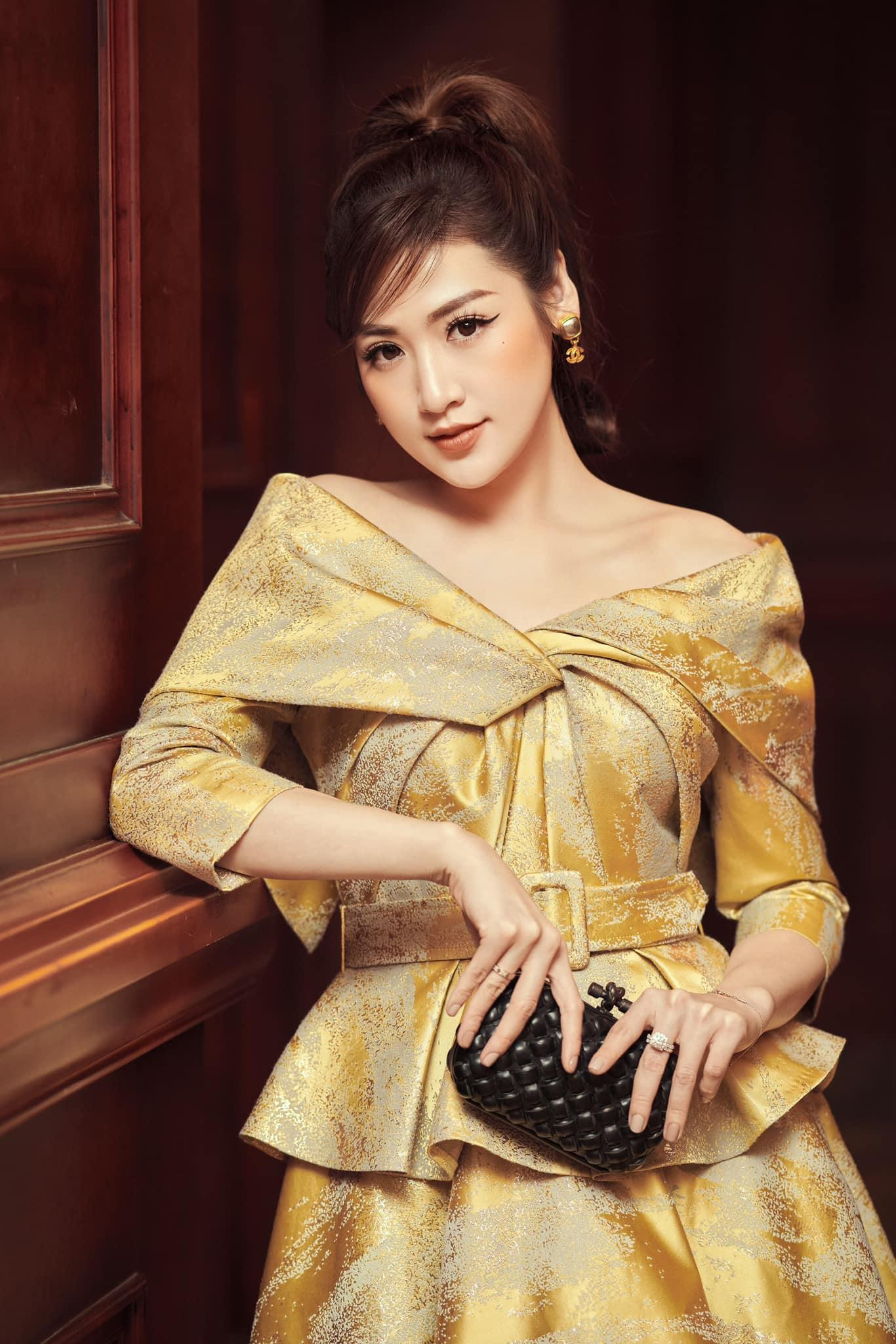 Người đẹp cũng khiến khán giả ghen tỵ khi được ông xã cưng chiều hết mực, thường xuyên tặng cho cô những món quá giá trị trong những dịp quan trọng.