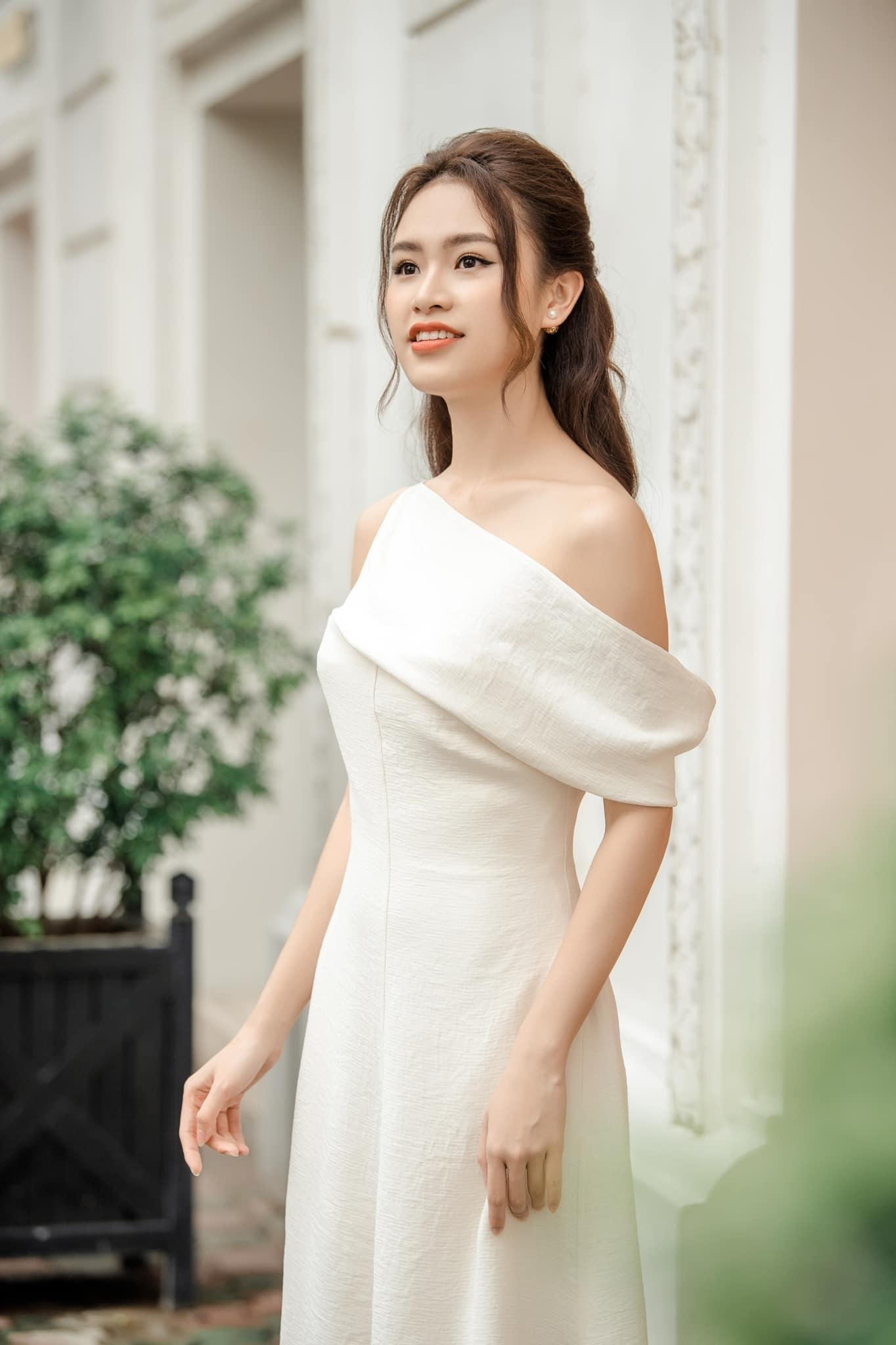 Sau 5 năm bước ra từ cuộc thi HHVN 2016 với danh hiệu Người đẹp Truyền thông cùng vị trí top 10, Phùng Bảo Ngọc Vân không theo đuổi con đường showbiz mà tiếp tục sự nghiệp học hành tại Đại học Ngoại thương.