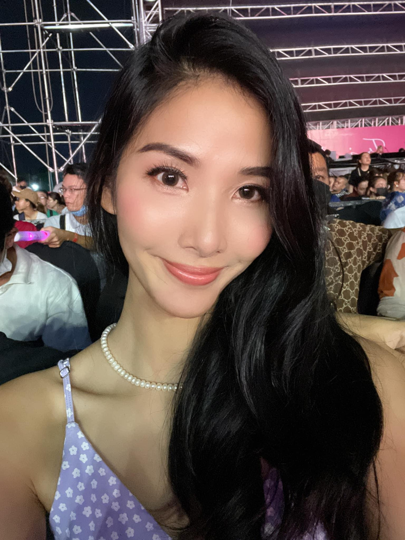 Á hậu Hoàng Thuỳ đi xem liveshow của ca sĩ Mỹ Tâm ở TP. HCM.