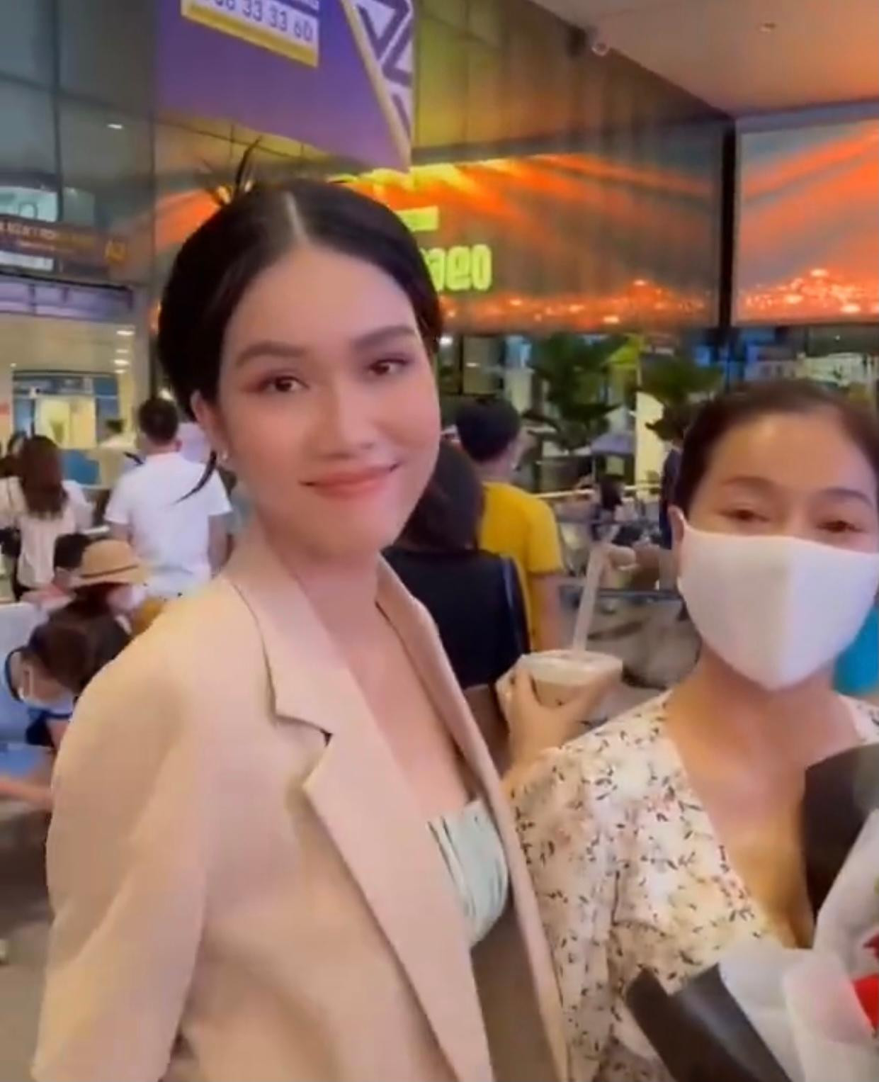 Á hậu Phương Anh ra sân bay đón Á hậu Ngọc Thảo trở về TP. HCM.