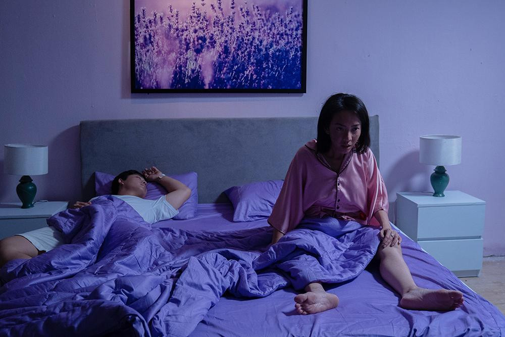 Thu Trang với phân cảnh cùng 'trai lạ' trên giường.