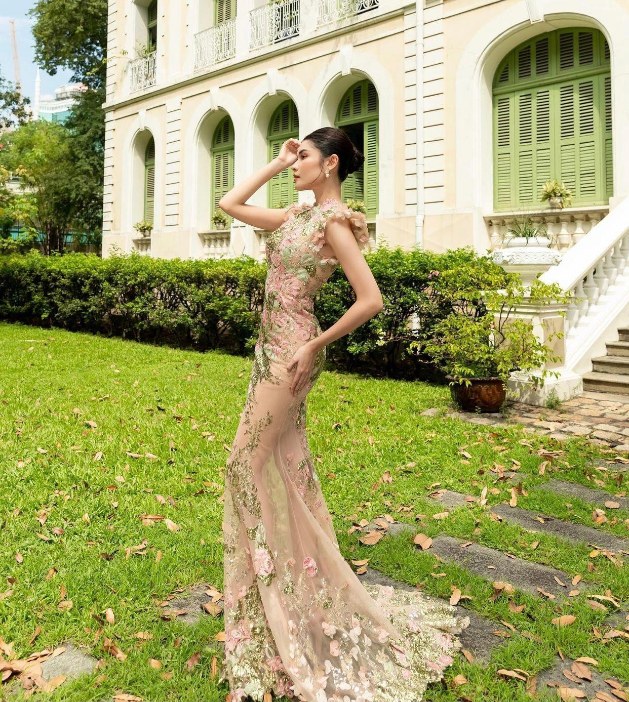 Á hậu Thùy Dung đẹp tựa một nàng công chúa kiêu sa khi diện váy dạ hội đính kết hoa cầu kỳ, lộng lẫy.