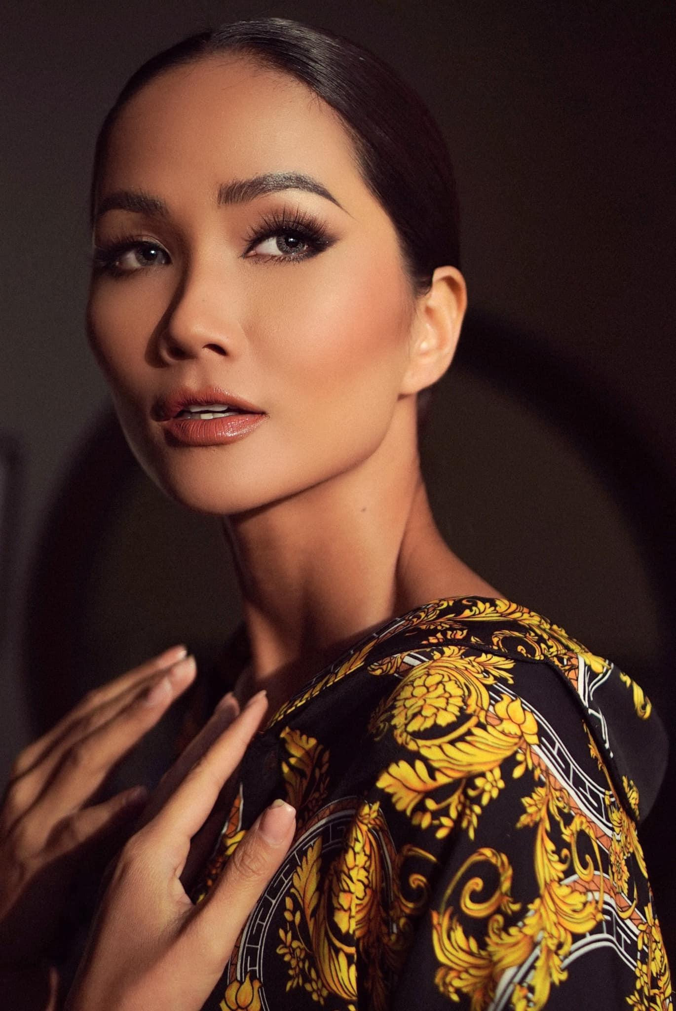 Hoa hậu H'Hen Niê đẹp bí ẩn và quyến rũ với tông trang điểm trầm.