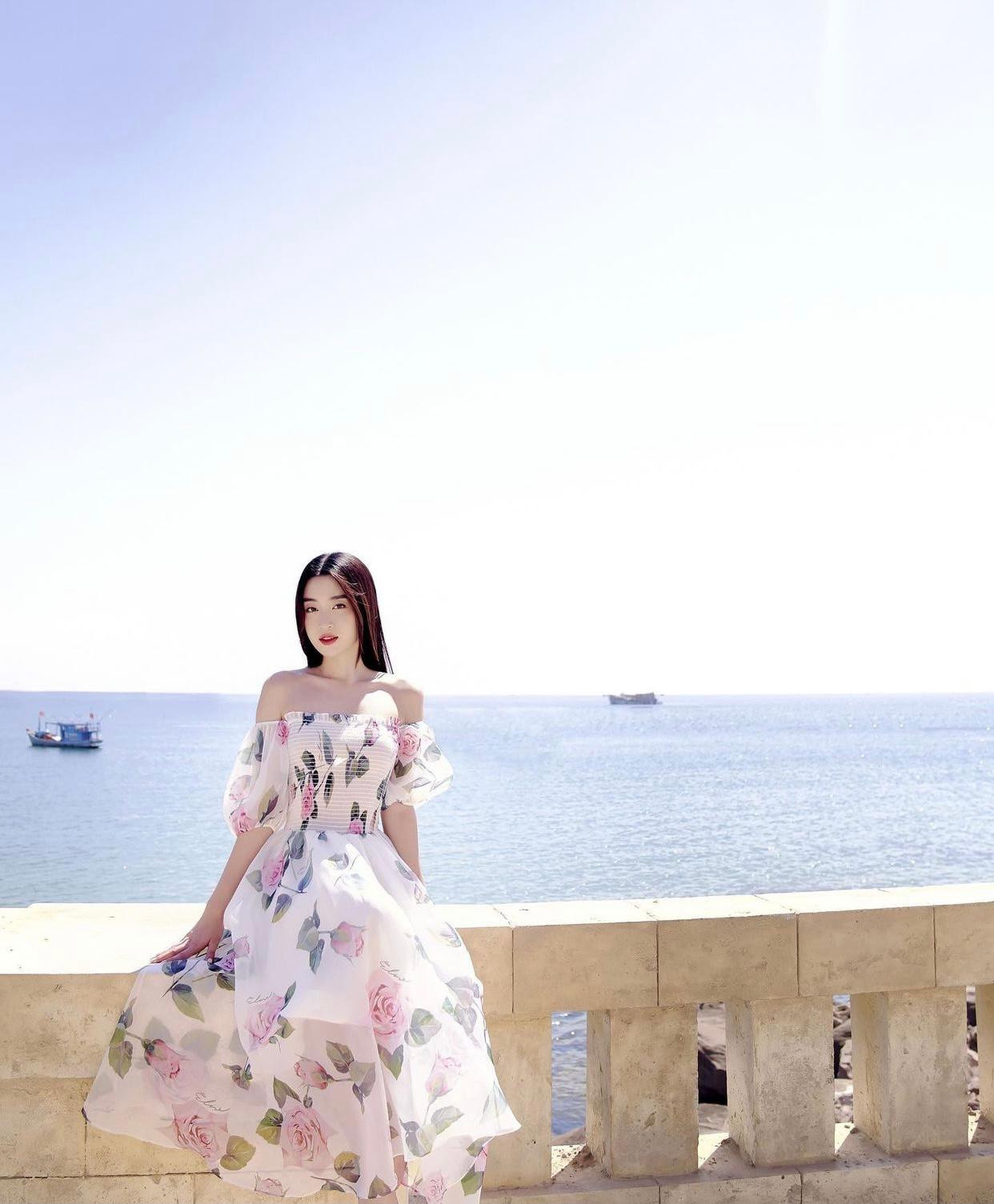 Hoa hậu Việt Nam 2016 đẹp tựa 'nàng thơ' giữa khung cảnh biển xanh, nắng vàng thơ mộng.