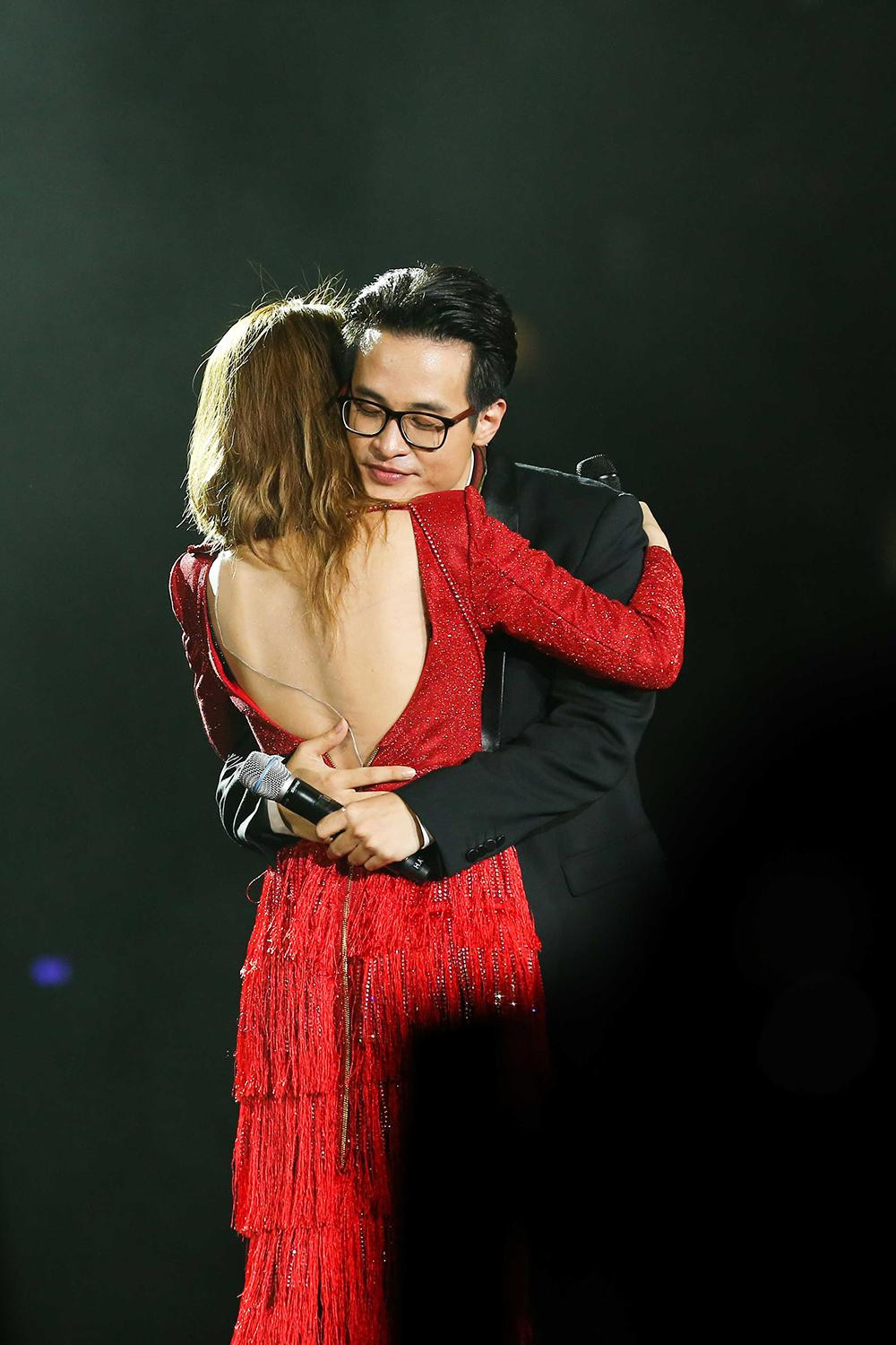 Ngoài những tiết mục đơn của Mỹ Tâm, các phần trình diễn cùng các khách mời Hà Anh Tuấn, Phan Mạnh Quỳnh, Wowy cũng góp phần mang lại nhiều cảm xúc cho khán giả. Nữ ca sĩ không ngần ngại ôm chầm lấy người anh Hà Anh Tuấn khi song ca.