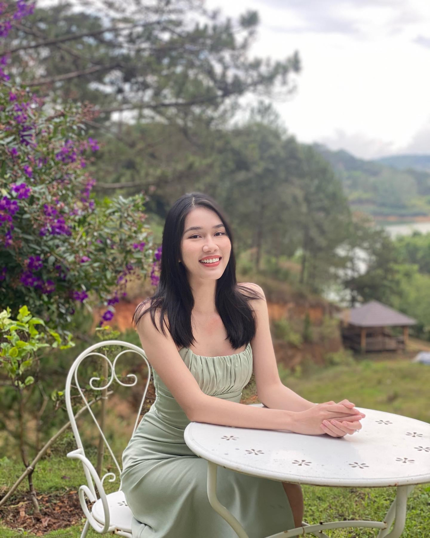 Á hậu Phương Anh đẹp mơ màng và quyến rũ tựa 'nàng thơ' giữa khung cảnh Đà Lạt thơ mộng.