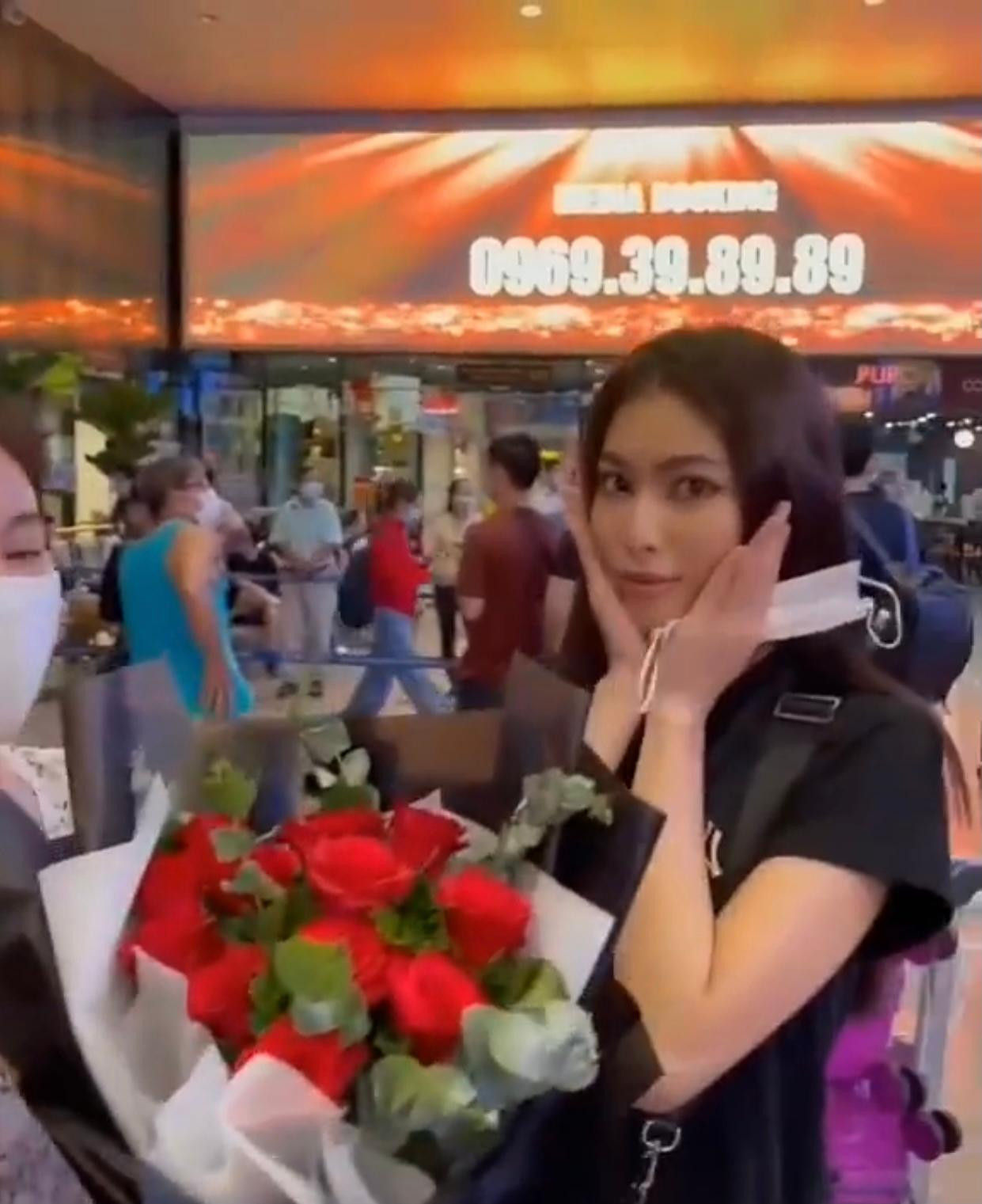 Người đẹp vẫn giữ được thần thái rạng rỡ, tươi tắn sau hành trình cách ly dài ngày.