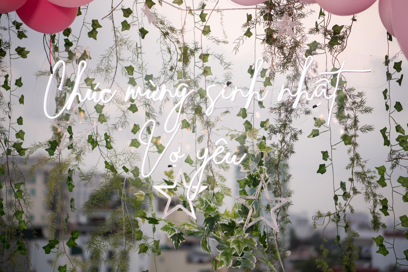 Ông xã đã tự tay chuẩn bị dòng chữ "Chúc mừng sinh nhật vợ yêu" vô cùng ngọt ngào để dành tặng cho Á hậu Thanh Tú.