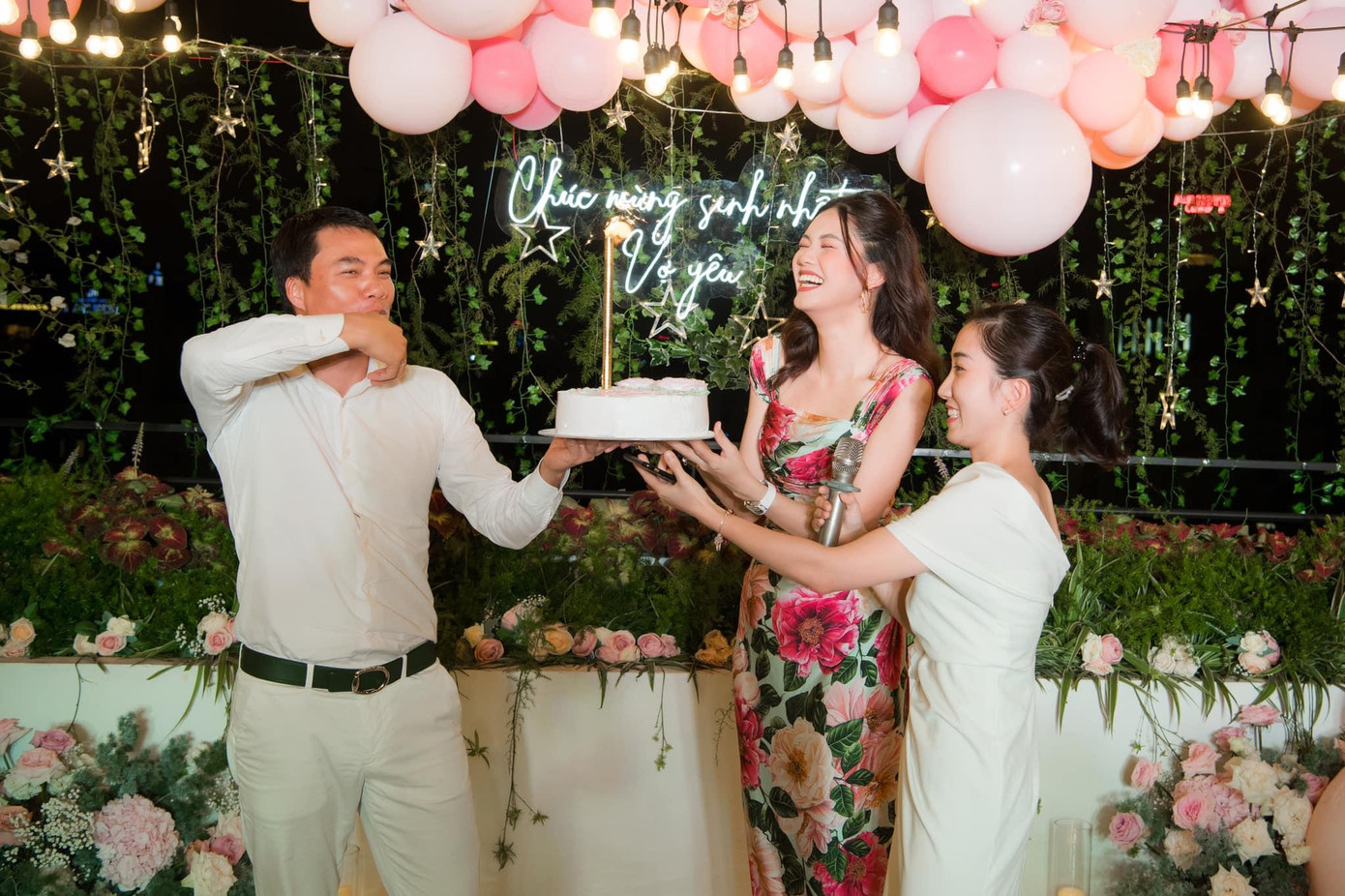 Mặc dù chênh lệch nhau 16 tuổi nhưng ông xã Thành Phương rất cưng chiều Á hậu Thanh Tú và thường xuyên dành cho cô những bữa tiệc bất ngờ, lãng mạn trong những dịp quan trọng.