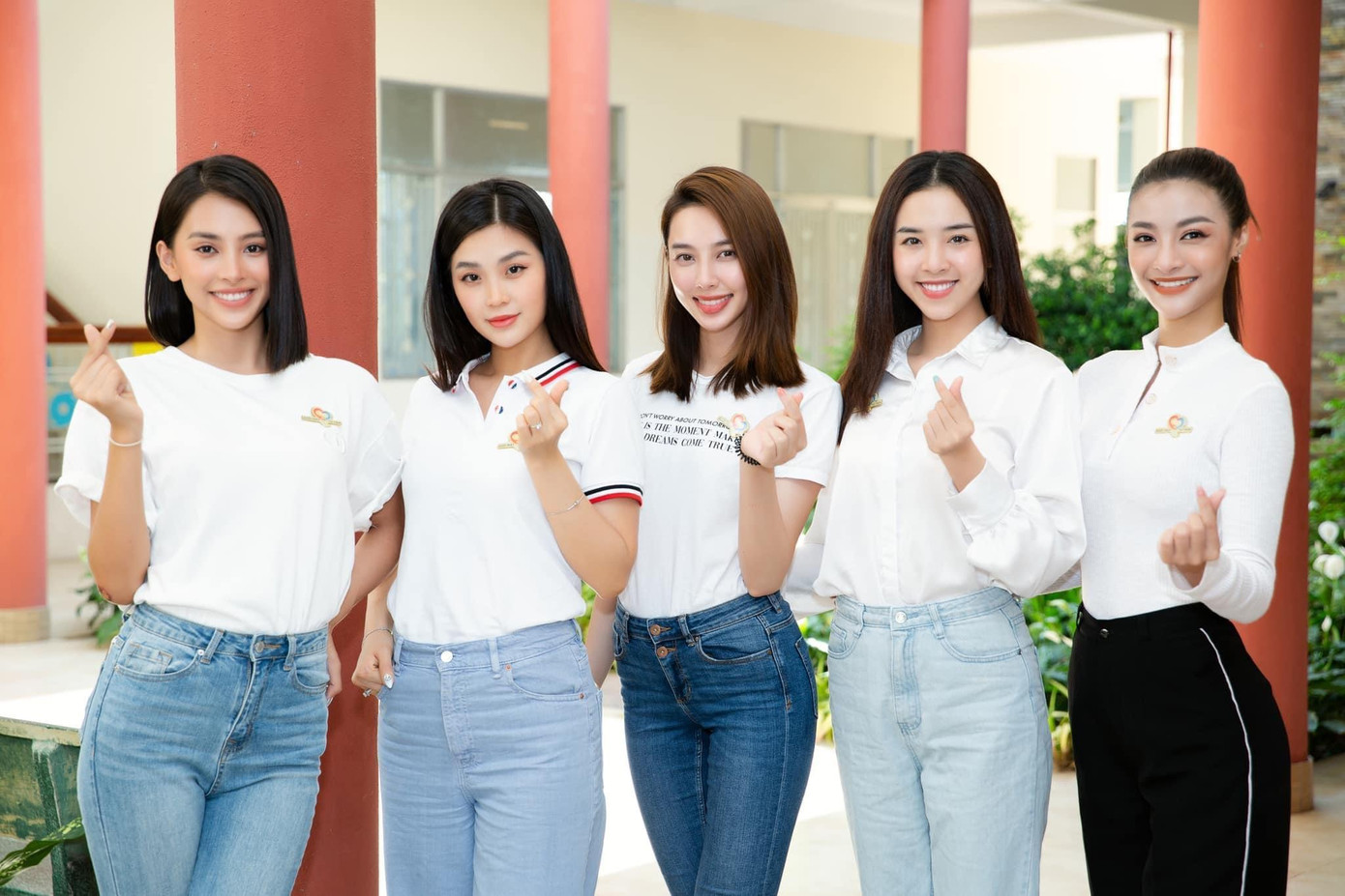 Dàn Hoa hậu, Á hậu, người đẹp cùng diện trang phục màu trắng tinh khôi trong chuyến từ thiện lần này.