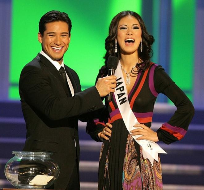 Mario Lopez cũng không còn quá xa lạ với những người hâm mộ cuộc thi Miss Universe. Anh từng đảm nhận vai trò dẫn chương trình cho mùa giải năm 2007 với chiến thắng thuộc về người đẹp Nhật Bản Riyo Mori.