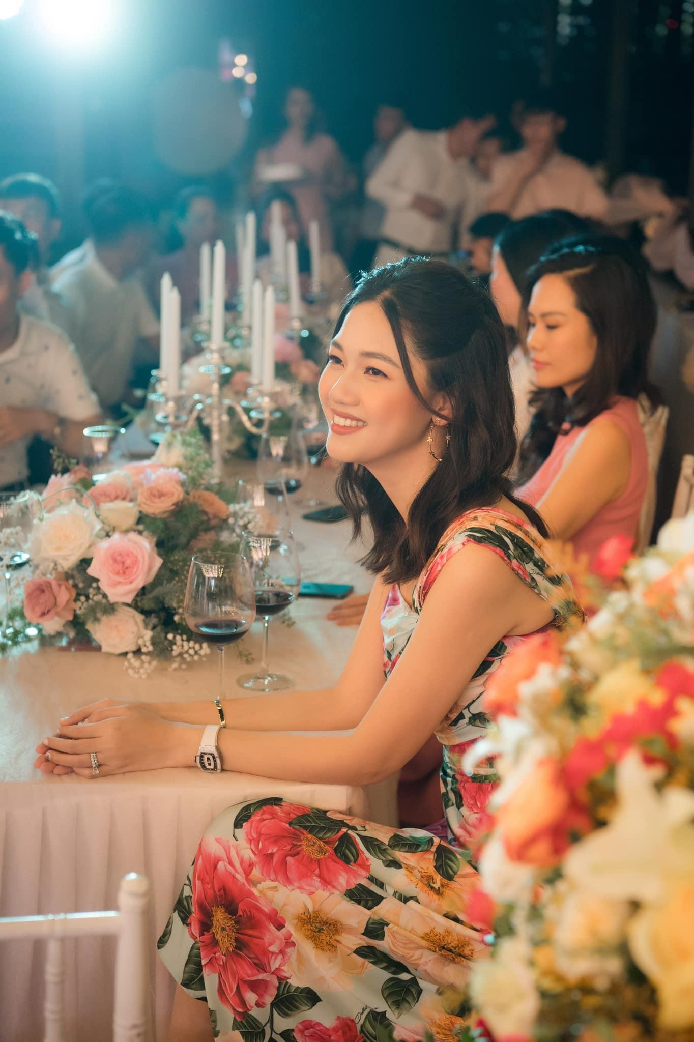 Á hậu Thanh Tú xinh đẹp trong bộ váy hoạ tiết hoa cỏ rực rỡ, nở nụ cười hạnh phúc trong buổi tiệc sinh nhật tuổi 27.