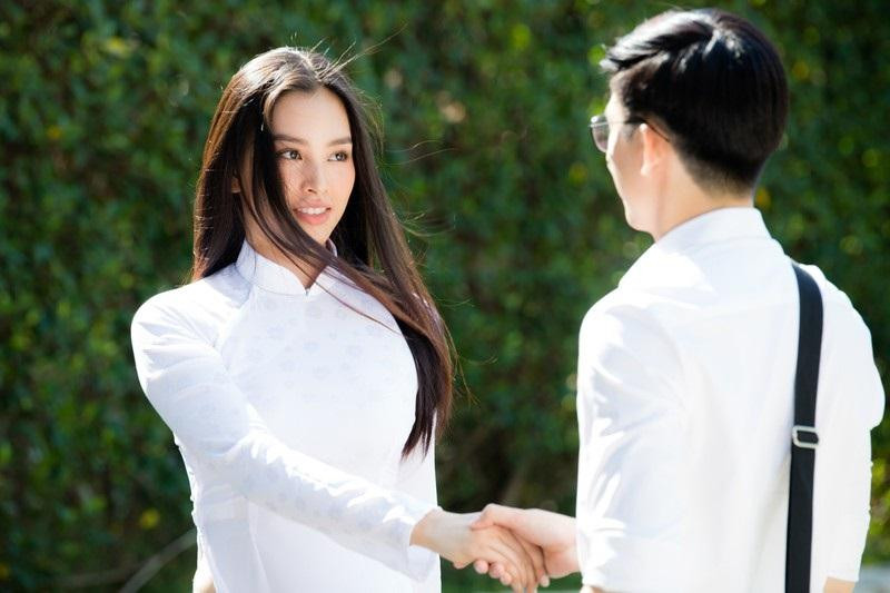 Để chuẩn bị cho MV lần này, nàng hậu xứ Quảng đã có sự chuẩn bị rất kỹ lưỡng và chuyên nghiệp. Bên cạnh đó, sau nhiều kinh nghiệm từ các cuộc thi sắc đẹp và khả năng biểu cảm ấn tượng trước ống kính, Tiểu Vy đã bắt trọn cảm xúc trong từng cảnh quay.