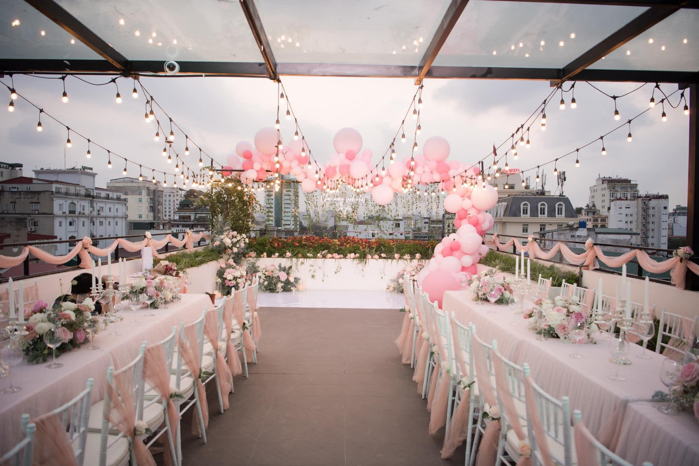 Không gian lãng mạn nhưng không kém phần hoành tráng của buổi tiệc.