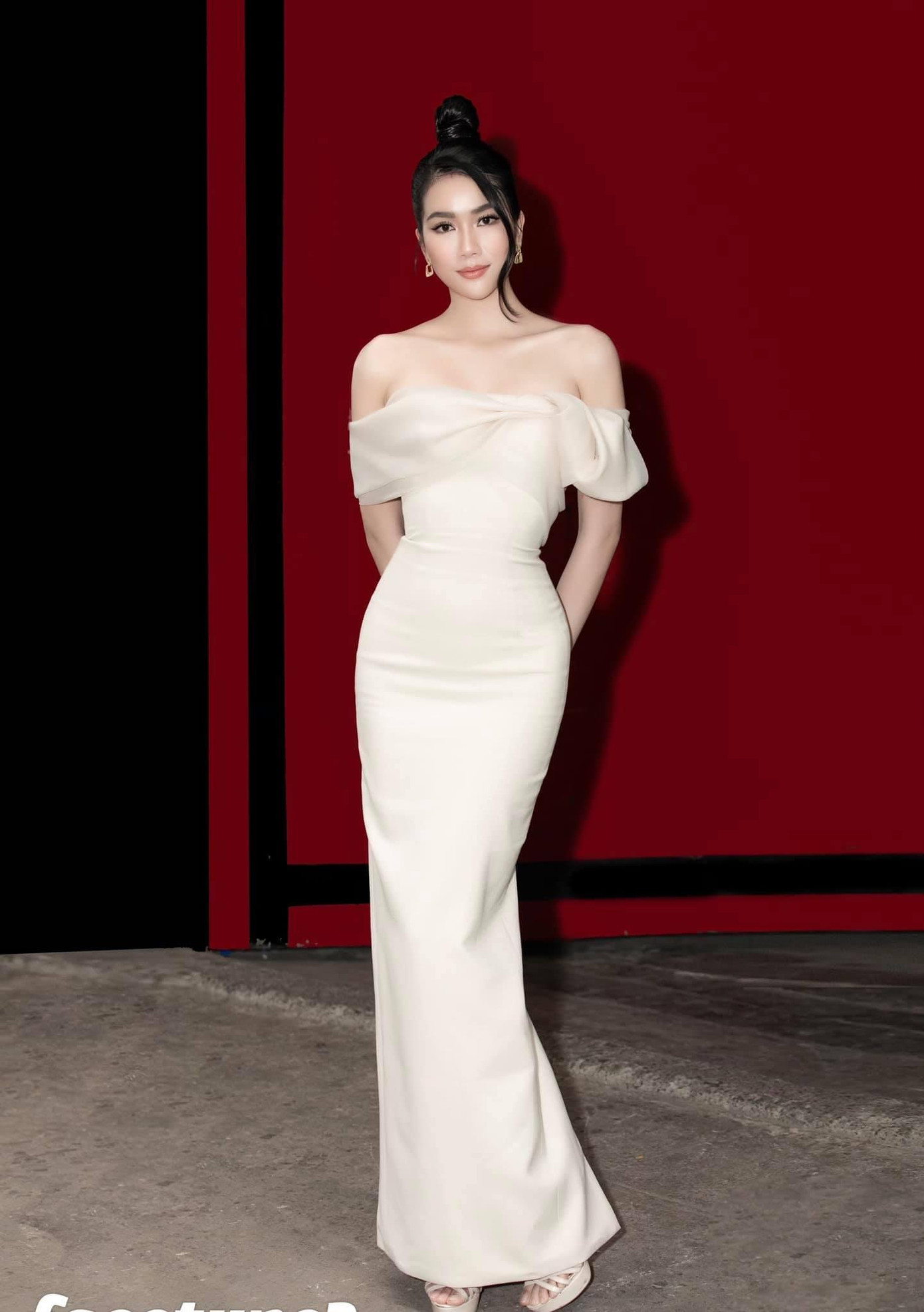 Thiết kế cắt cúp khoe trọn thềm ngực nuột nà cùng kiểu dáng đuôi cá bó sát tôn lên ba vòng nóng bỏng của người đẹp sinh năm 1998.