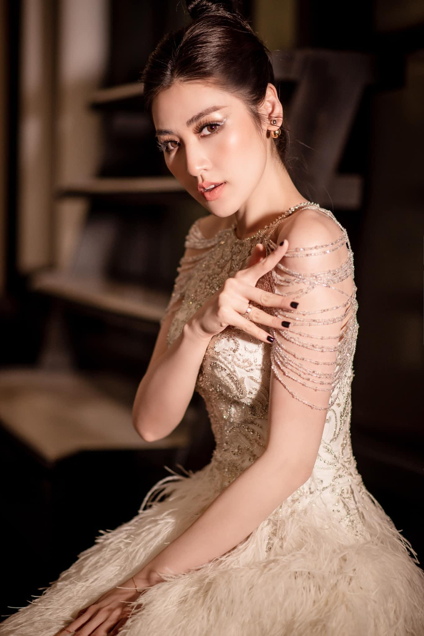 Có thể nói đúng với câu "gái một con trông mòn con mắt", nhan sắc của nàng Á hậu họ Dương ngày càng 'thăng hạng' vô cùng kiêu kỳ, xinh đẹp.