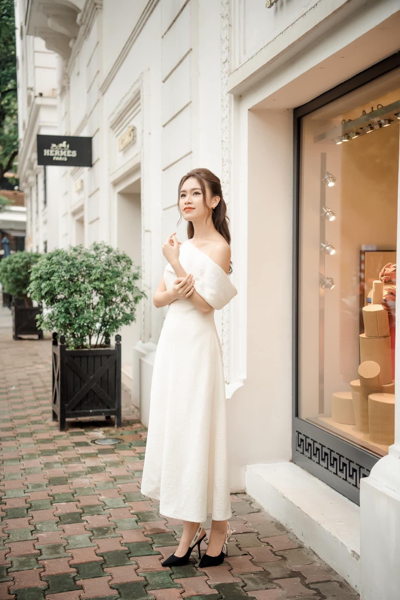 Sau 3 năm miệt mài đeo đuổi sự nghiệp học hành thì năm 2019 Phùng Bảo Ngọc Vân Ngọc Vân đã tốt nghiệp loại xuất sắc ngành Kinh tế đối ngoại thuộc Khoa Kinh tế &amp; Kinh doanh quốc tế với số điểm 3.8/4 (thang điểm 4).