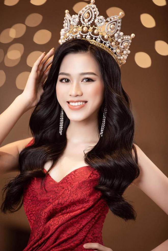 Sau Khánh Vân, Hoa hậu Việt Nam 2020 Đỗ Thị Hà sẽ lên đường sang Puerto Rico để dự thi Miss World vào tháng 12. Đỗ Thị Hà sinh năm 2001 tại Thanh Hóa, cô sở hữu chiều cao 1m75 và số đo ba vòng 80-60-90, đặc biệt là đôi chân 1m1 dài thẳng tắp cực kỳ gợi cảm.