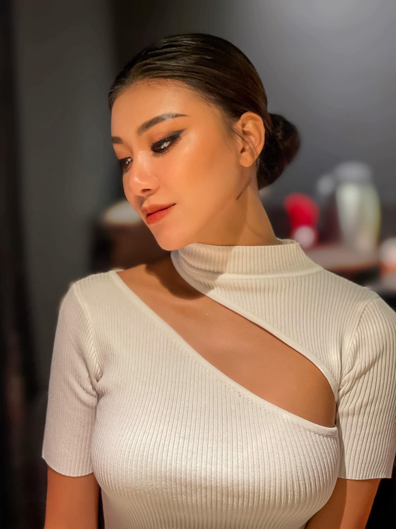 Á hậu Kim Duyên diện áo cắt xẻ táo bạo khoe vòng một nóng bỏng.