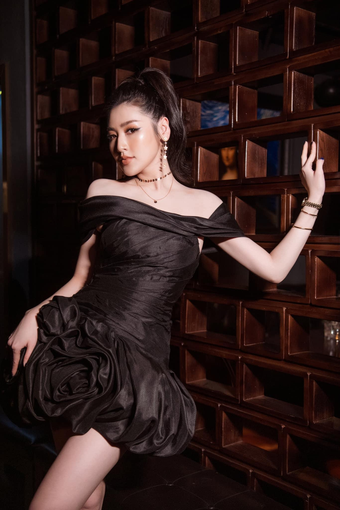 Giành ngôi vị Á hậu 1 tại cuộc thi Hoa hậu Việt Nam 2012, Tú Anh là một trong những Á hậu hiếm hoi vẫn giữ được sức hút của mình sau gần 10 năm miệt mài hoạt động showbiz.