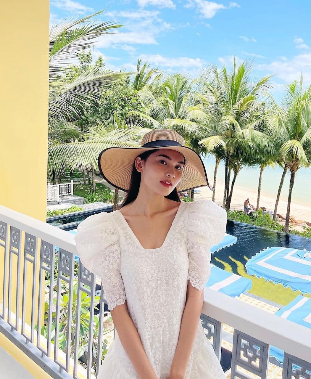 Á hậu Thuỳ Dung dịu dàng, lãng mạn trong bộ váy ren màu trắng.