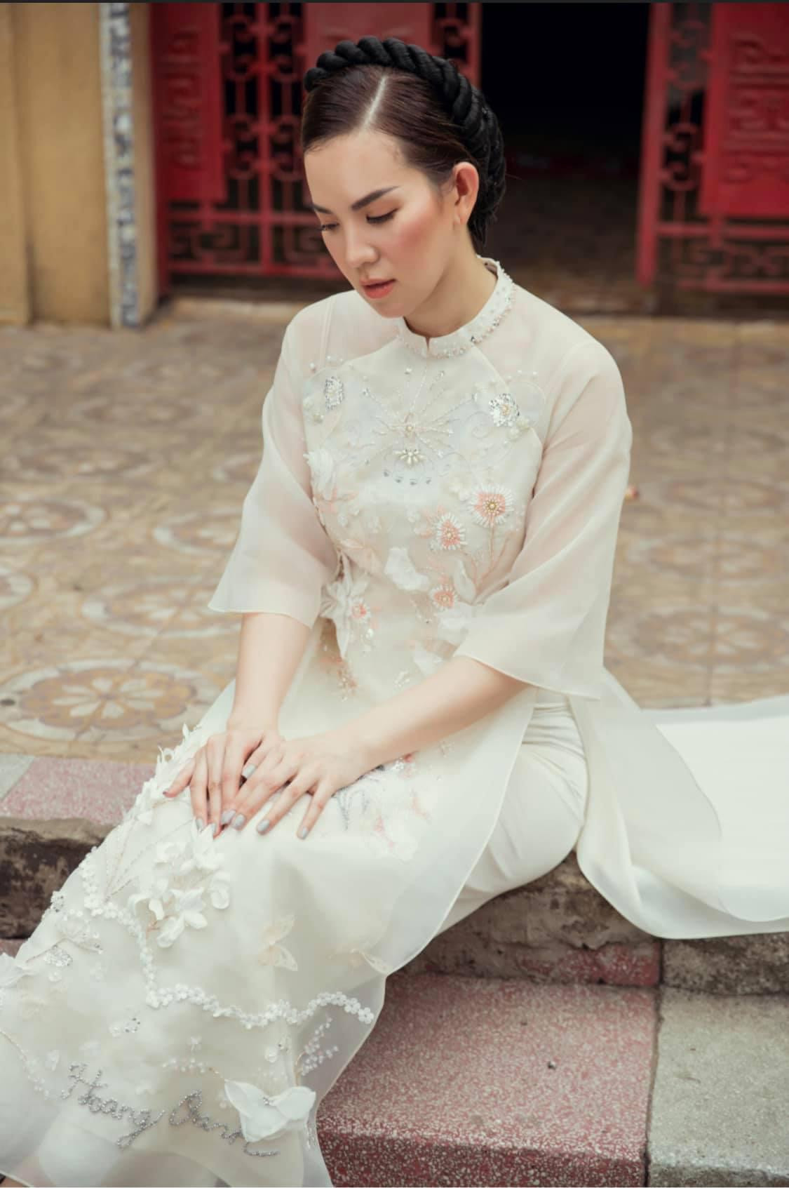 Diện tà áo dài trắng tinh khôi, Hoàng Oanh khoe vẻ đẹp duyên dáng, xinh đẹp không hề thua kém thời kỳ đỉnh cao nhan sắc.