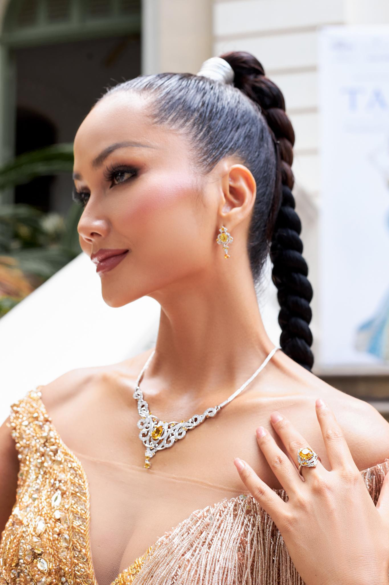 Thời gian gần đây, Hoa hậu H’Hen Niê liên tục khoe với khán giả kỹ năng trang điểm của mình, được cô tích luỹ sau thời gian dài hoạt động giải trí, cũng như được chuyên viên make up ruột hướng dẫn.