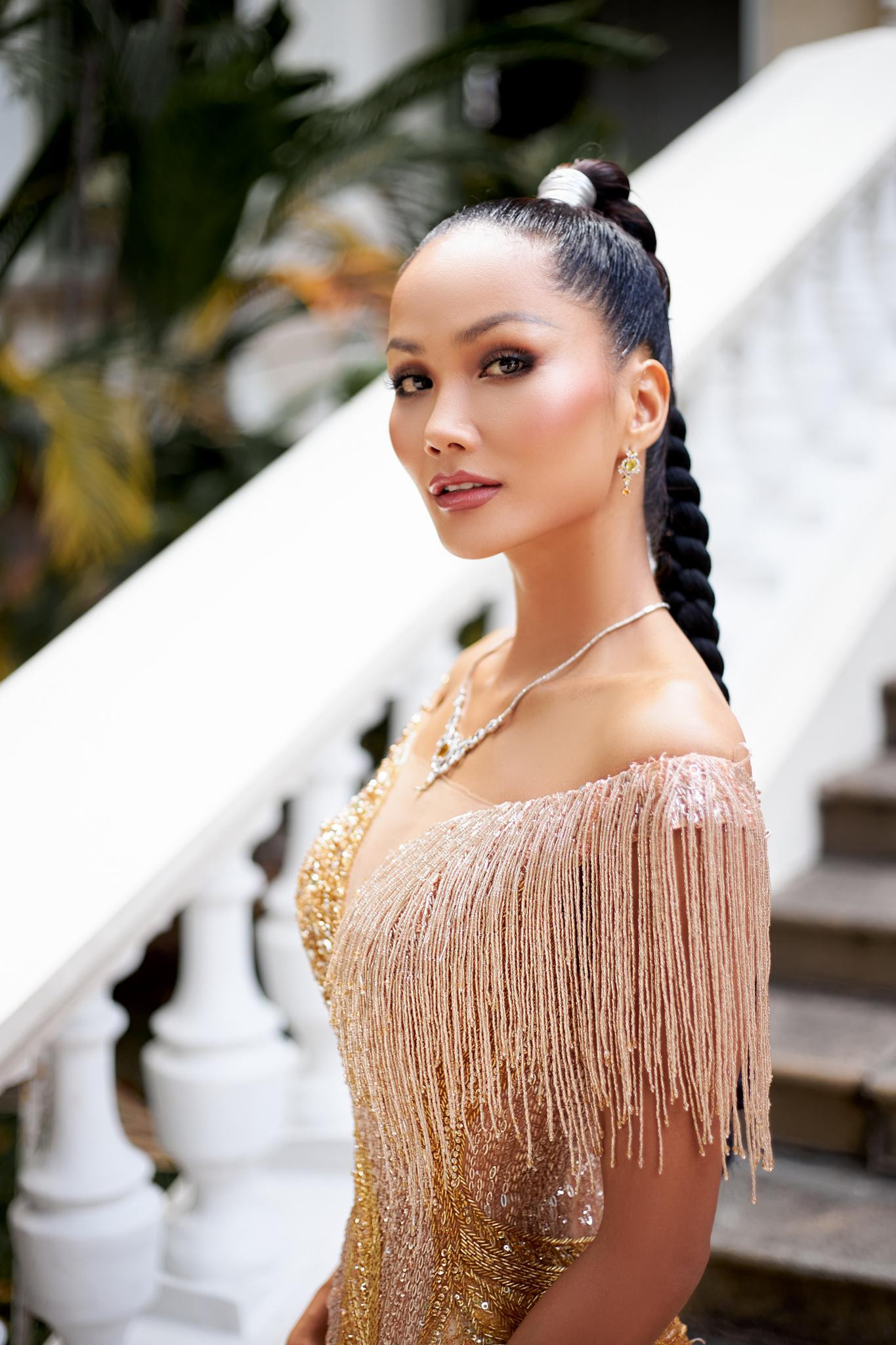 Bộ phim hành động 578 mà H’Hen Niê tham gia diễn xuất cũng vừa ra mắt First Look đầu tiên với khán giả, trong đó hình ảnh H’Hen Niê đánh đấm cũng khiến công chúng vô cùng thú vị.