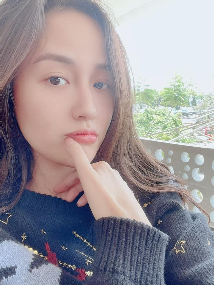 Hoa hậu Mai Phương Thuý make-up giản dị vẫn xinh đẹp cuốn hút.