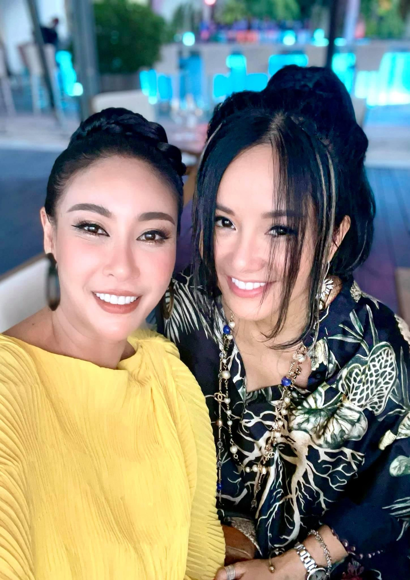 Hoa hậu Hà Kiều Anh hội ngộ diva Hồng Nhung ở sự kiện.