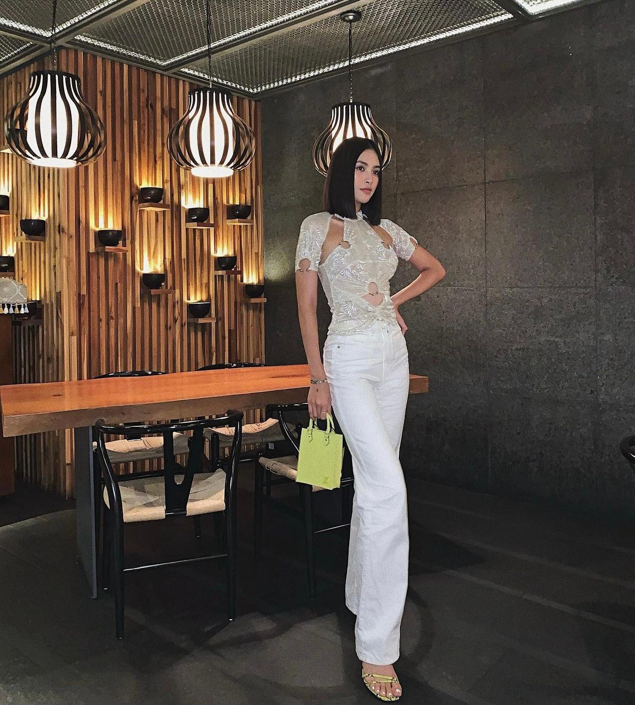 Hoa hậu Tiểu Vy diện áo cắt xẻ táo bạo, khoe nhan sắc ngày càng nóng bỏng.