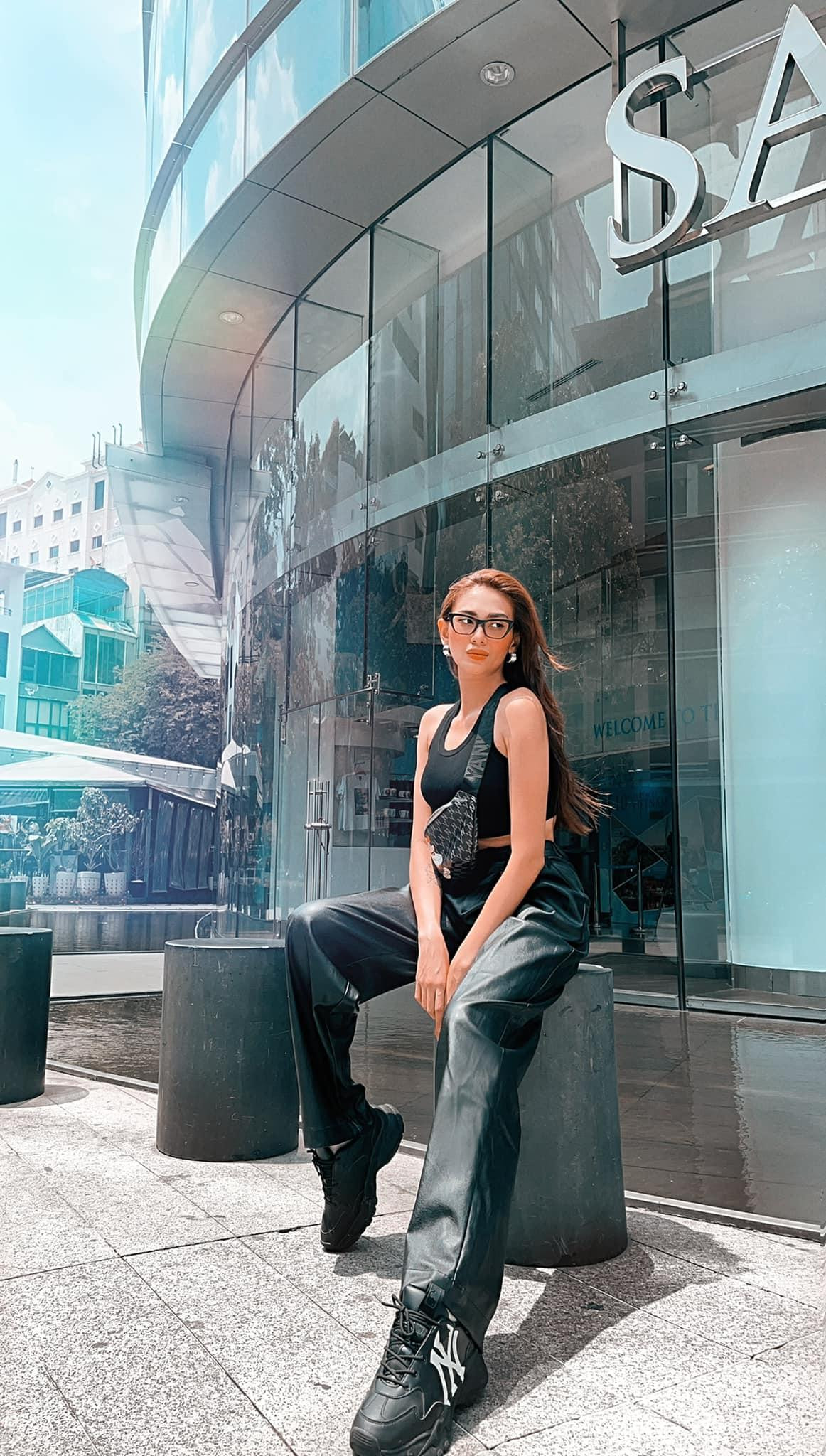 Người đẹp diện cả 'cây đen' cực kỳ cá tính nhưng không kém phần quyến rũ. Người đẹp diện cả 'cây đen' cực kỳ cá tính nhưng không kém phần quyến rũ.